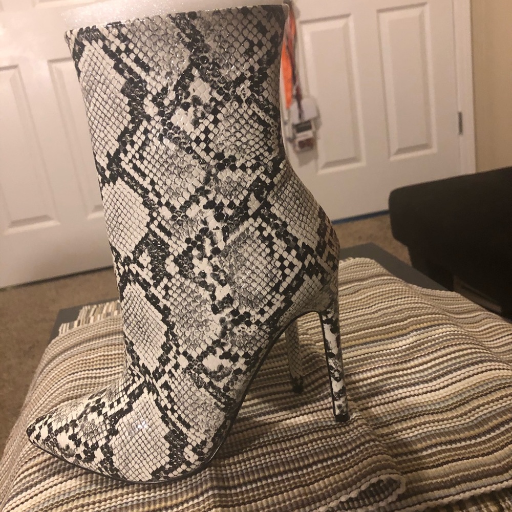 Brand New Steve Madden Whimsy Ankle Boots Size 7